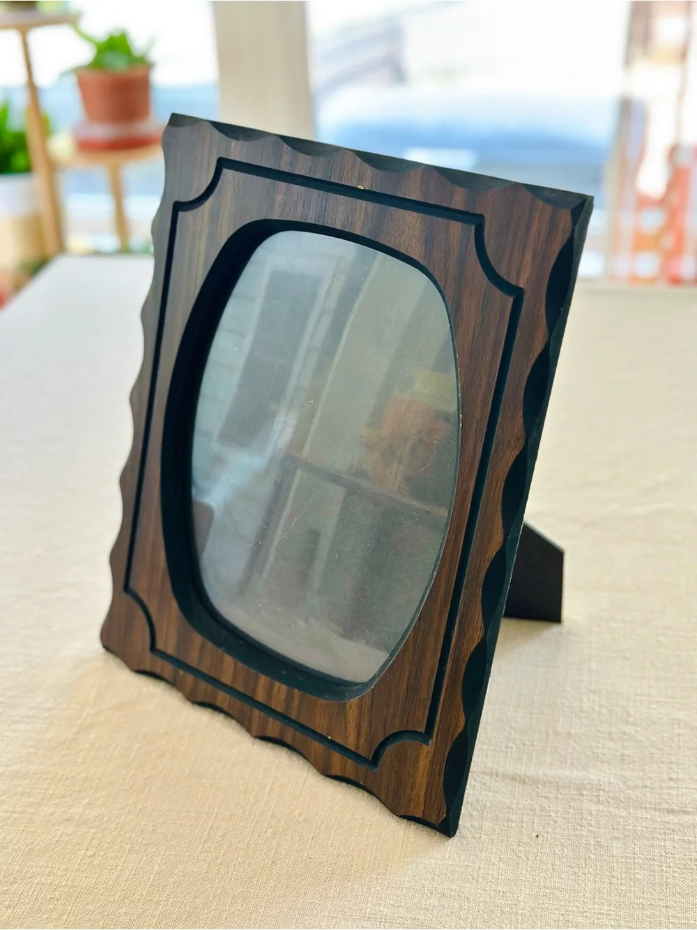 70s scalloped edge wood grain photo frame